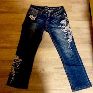 Cropped jeans with flower stitching on legs